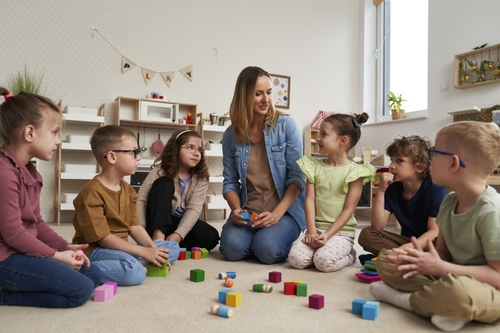 Kindheitspädagogik für Erzieher:innen