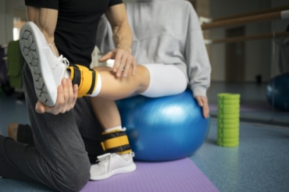Therapeutin unterstützt Patientin bei der Rehabilitation